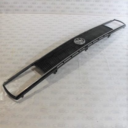 VW Passat/B1 Kühlergrill 321853653D