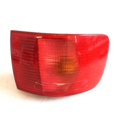 Audi 100/A6/C4 Avant Rücklicht rot Hella links